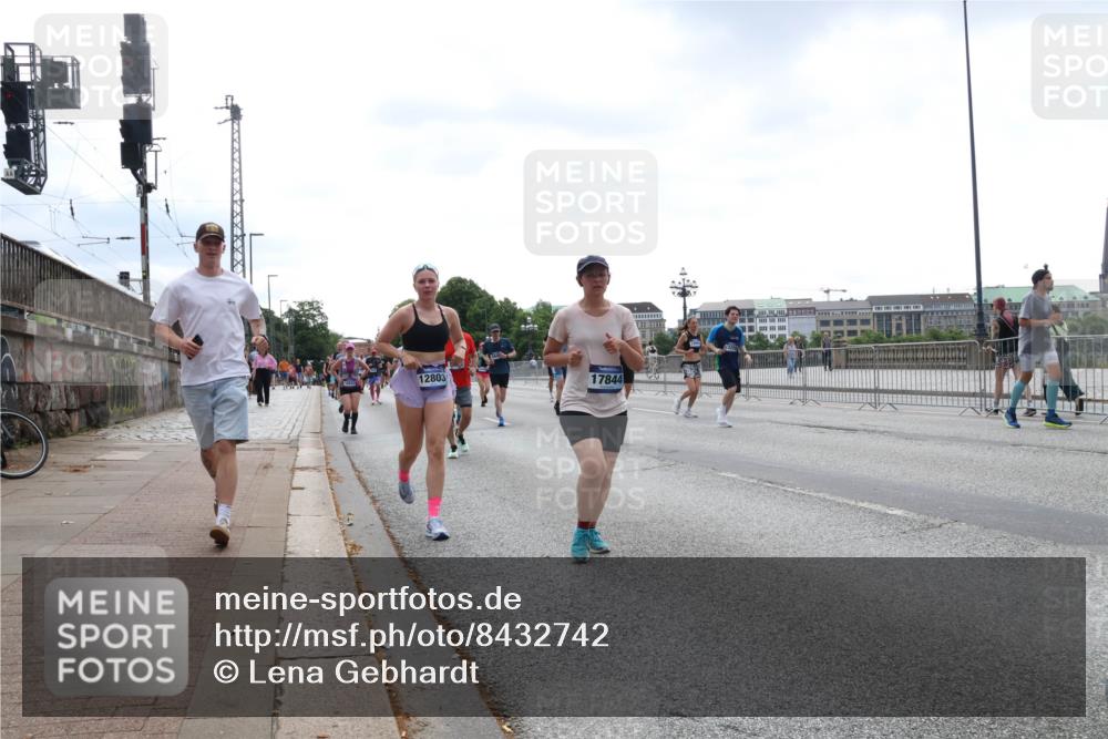 29.06.2025 - hella hamburg halbmarathon Lena Gebhardt http://msf.ph/oto/8432742 29.06.2025 10:44:26 Lombardsbrücke 12803, 17844, 1345, 1519, 1802, 1804, 2186, 2343, 2610, 2674, 2692, 3065, 3506, 3596, 4215, 4496, 4636, 4898, 4968, 5001, 5127, 5355, 5647, 5649, 5730, 5731, 5902, 5905, 6002, 7216, 7326, 7610, 7818, 7842, 8272, 8591, 8763, 8957, 9073, 9331, 9333, 9397, 9510, 9536, 9879, 10006, 10223, 10303, 10304, 10416, 11825, 11955, 12322, 12409, 12803, 12995, 13262, 13288, 13330, 13390, 13906, 14091, 14123, 14350, 14654, 14681, 14971, 18454, 18459 meine-sportfotos.de