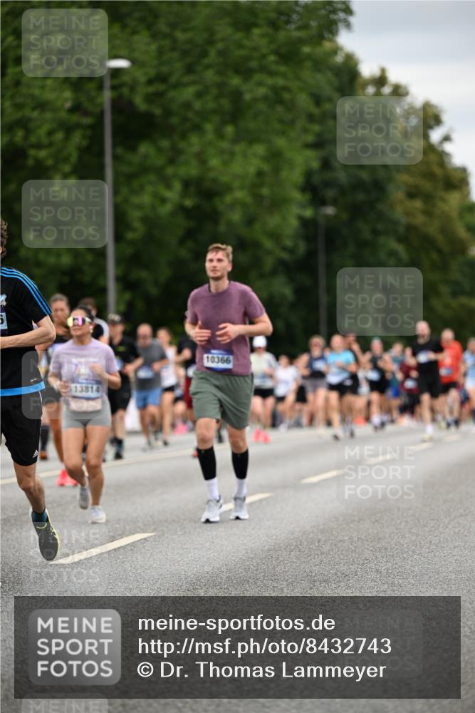 29.06.2025 - hella hamburg halbmarathon Dr. Thomas Lammeyer http://msf.ph/oto/8432743 29.06.2025 10:52:48 Kennedybrücke 1246, 1463, 1639, 1645, 1701, 1720, 2627, 2704, 3049, 3077, 3215, 3933, 4856, 5010, 5714, 5952, 6950, 7394, 7427, 7970, 8077, 9552, 9691, 9696, 9775, 9787, 10366, 10794 meine-sportfotos.de
