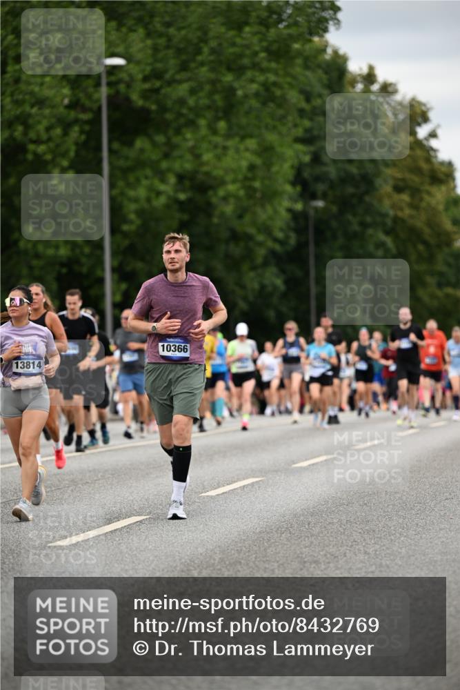 29.06.2025 - hella hamburg halbmarathon Dr. Thomas Lammeyer http://msf.ph/oto/8432769 29.06.2025 10:52:49 Kennedybrücke 1246, 1463, 1639, 1701, 1720, 2627, 2704, 3049, 3077, 3215, 4856, 5010, 5714, 5952, 6950, 7394, 7427, 7970, 8077, 9552, 9691, 9696, 9775, 9787, 10366, 10794 meine-sportfotos.de