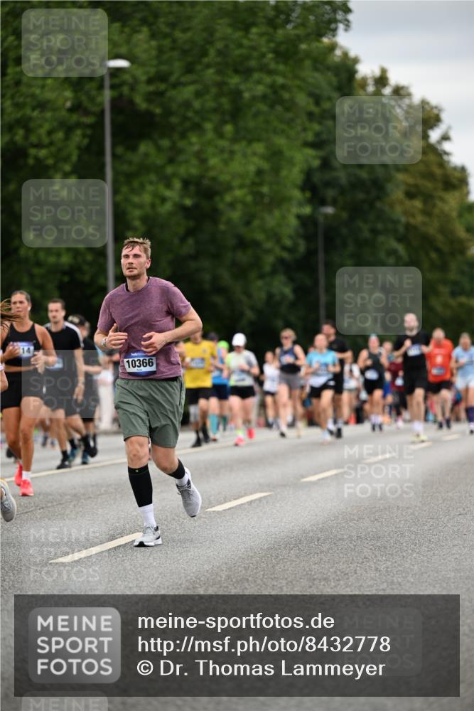 29.06.2025 - hella hamburg halbmarathon Dr. Thomas Lammeyer http://msf.ph/oto/8432778 29.06.2025 10:52:49 Kennedybrücke 1246, 1463, 1639, 1701, 1720, 2627, 2704, 3049, 3077, 3215, 4856, 5010, 5714, 5952, 6950, 7394, 7427, 7970, 8077, 9552, 9691, 9696, 9775, 9787, 10366, 10794 meine-sportfotos.de