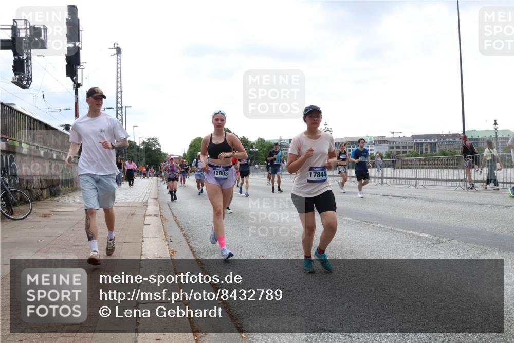 29.06.2025 - hella hamburg halbmarathon Lena Gebhardt http://msf.ph/oto/8432789 29.06.2025 10:44:27 Lombardsbrücke 12803, 17844, 1345, 1519, 1802, 1804, 2186, 2343, 2610, 2674, 2692, 3065, 3506, 3596, 4215, 4496, 4636, 4898, 4968, 5001, 5127, 5355, 5647, 5649, 5730, 5731, 5902, 5905, 6002, 7216, 7326, 7610, 7818, 7842, 8272, 8591, 8763, 8957, 9073, 9331, 9333, 9397, 9510, 9536, 9879, 10006, 10223, 10303, 10304, 10416, 11825, 11955, 12322, 12409, 12803, 12995, 13262, 13288, 13330, 13390, 13906, 14091, 14123, 14350, 14654, 14681, 14971, 18454, 18459 meine-sportfotos.de