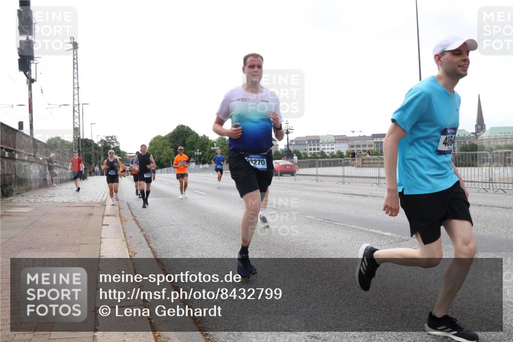 29.06.2025 - hella hamburg halbmarathon Lena Gebhardt http://msf.ph/oto/8432799 29.06.2025 10:08:06 Lombardsbrücke 4864, 270, 2309, 1079, 1173, 1527, 2190, 2309, 2427, 3328, 4228, 4864, 5100, 5287, 5926, 6918, 7198, 7348, 7476, 7760, 8585, 9071, 9457, 9616, 9823, 9966, 10212, 10609, 10703, 10857, 11114, 11394, 11641, 12378, 12658, 12789, 12893, 13014, 13458, 14631, 15785, 16241, 16539, 16809, 16915, 18270, 18325, 18531, 19134 meine-sportfotos.de