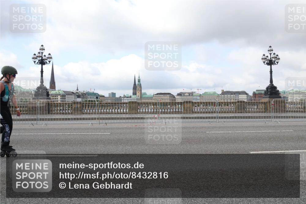 29.06.2025 - hella hamburg halbmarathon Lena Gebhardt http://msf.ph/oto/8432816 29.06.2025 09:01:01 Lombardsbrücke  meine-sportfotos.de