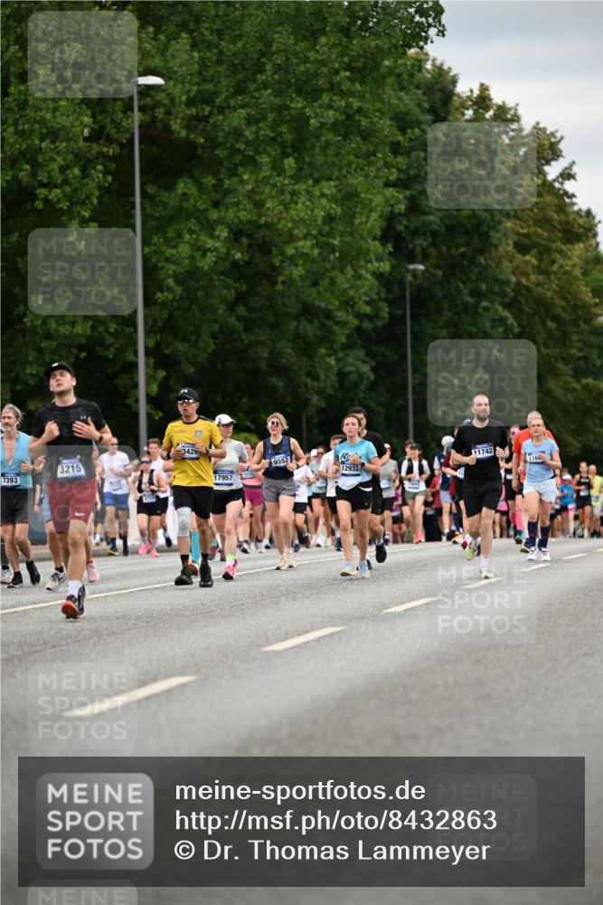29.06.2025 - hella hamburg halbmarathon Dr. Thomas Lammeyer http://msf.ph/oto/8432863 29.06.2025 10:52:51 Kennedybrücke 1157, 1246, 1392, 1463, 1639, 1701, 1720, 2627, 2704, 3049, 3077, 3215, 4327, 4856, 5010, 5714, 5952, 6950, 7394, 7427, 7970, 8077, 9552, 9691, 9775, 9787, 10366, 10794, 11000 meine-sportfotos.de