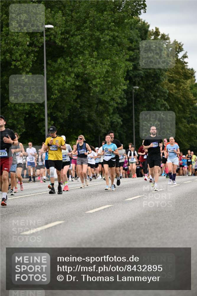 29.06.2025 - hella hamburg halbmarathon Dr. Thomas Lammeyer http://msf.ph/oto/8432895 29.06.2025 10:52:52 Kennedybrücke 1157, 1246, 1392, 1463, 1639, 1701, 1720, 2627, 2704, 3049, 3077, 3215, 4327, 4856, 5010, 5714, 5952, 6950, 7394, 7427, 7970, 8077, 9552, 9691, 9775, 9787, 10366, 10794, 11000 meine-sportfotos.de