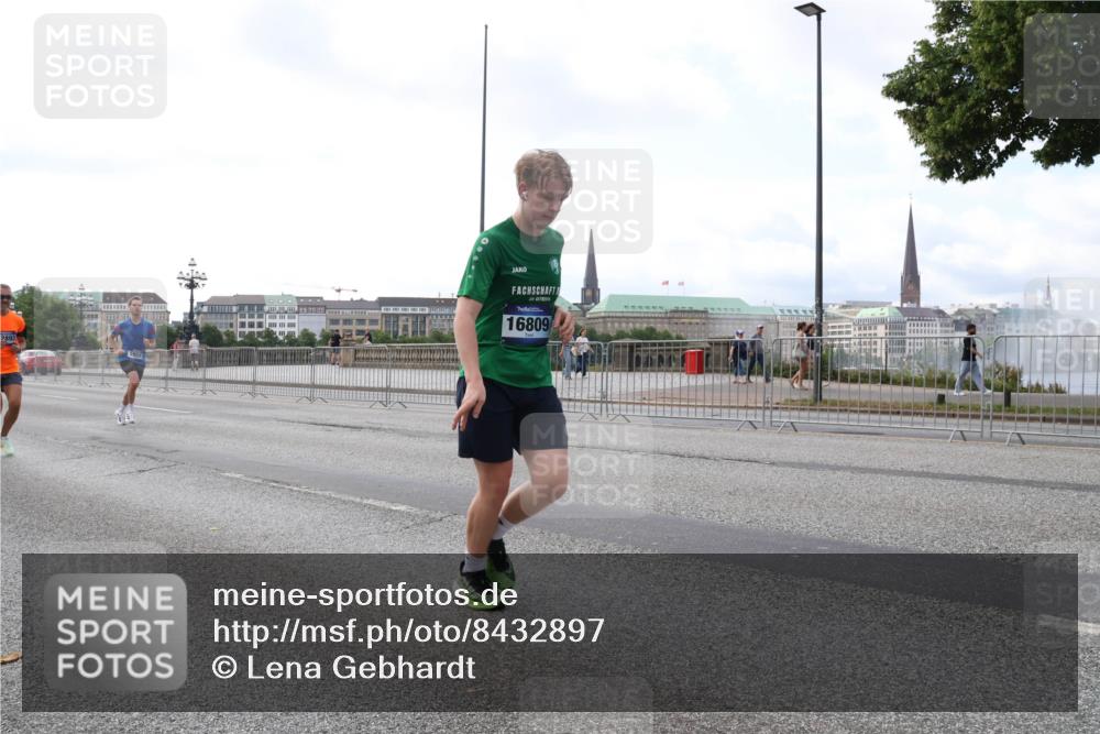 29.06.2025 - hella hamburg halbmarathon Lena Gebhardt http://msf.ph/oto/8432897 29.06.2025 10:08:08 Lombardsbrücke 2893, 16809, 1079, 1173, 1527, 2190, 2309, 2427, 3328, 4228, 4864, 5100, 5287, 5926, 6918, 7198, 7348, 7476, 7760, 8585, 9071, 9457, 9616, 9823, 9966, 10609, 10703, 10857, 11114, 11394, 11641, 12658, 12789, 12893, 13014, 13458, 14631, 15429, 15785, 16241, 16539, 16809, 16915, 18270, 18325, 18531, 19134 meine-sportfotos.de