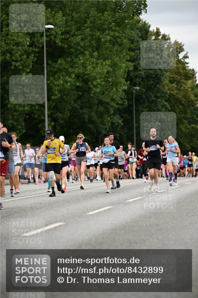 29.06.2025 - hella hamburg halbmarathon Dr. Thomas Lammeyer http://msf.ph/oto/8432899 29.06.2025 10:52:52 Kennedybrücke 1157, 1246, 1392, 1463, 1639, 1701, 1720, 2627, 2704, 3049, 3077, 3215, 4327, 4856, 5010, 5714, 5952, 6950, 7394, 7427, 7970, 8077, 9552, 9691, 9775, 9787, 10366, 10794, 11000 meine-sportfotos.de