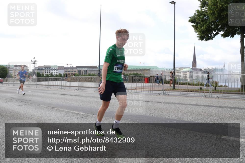 29.06.2025 - hella hamburg halbmarathon Lena Gebhardt http://msf.ph/oto/8432909 29.06.2025 10:08:08 Lombardsbrücke 16809, 1079, 1173, 1527, 2190, 2309, 2427, 3328, 4228, 4864, 5100, 5287, 5926, 6918, 7198, 7348, 7476, 7760, 8585, 9071, 9457, 9616, 9823, 9966, 10609, 10703, 10857, 11114, 11394, 11641, 12658, 12789, 12893, 13014, 13458, 14631, 15429, 15785, 16241, 16539, 16809, 16915, 18270, 18325, 18531, 19134 meine-sportfotos.de