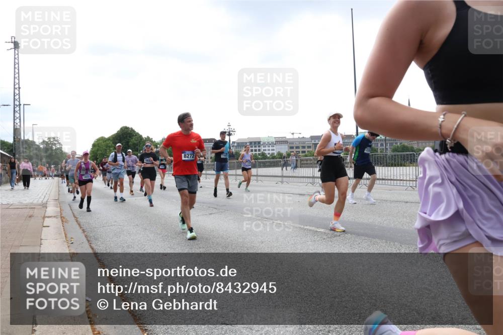 29.06.2025 - hella hamburg halbmarathon Lena Gebhardt http://msf.ph/oto/8432945 29.06.2025 10:44:28 Lombardsbrücke 10223, 8272, 17958, 1225, 564, 1345, 1519, 1802, 1804, 2186, 2343, 2610, 2674, 2692, 3065, 3506, 3596, 4215, 4496, 4636, 4898, 4968, 5127, 5355, 5647, 5649, 5730, 5731, 5902, 5905, 6002, 7216, 7326, 7610, 7818, 7842, 8272, 8591, 8763, 8957, 9331, 9333, 9397, 9510, 9536, 10006, 10223, 10303, 10304, 10416, 11825, 11955, 12322, 12409, 12803, 12995, 13262, 13288, 13330, 13390, 13906, 14091, 14123, 14350, 14654, 14681, 14971, 18454, 18459 meine-sportfotos.de