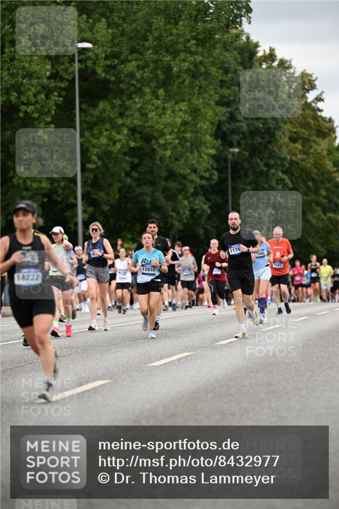 29.06.2025 - hella hamburg halbmarathon Dr. Thomas Lammeyer http://msf.ph/oto/8432977 29.06.2025 10:52:54 Kennedybrücke 1157, 1392, 1463, 1701, 1720, 2704, 3049, 3077, 3215, 4327, 4856, 5010, 5714, 5952, 6950, 7394, 7427, 8077, 8719, 9552, 9691, 9775, 9787, 10366, 10794, 11000 meine-sportfotos.de