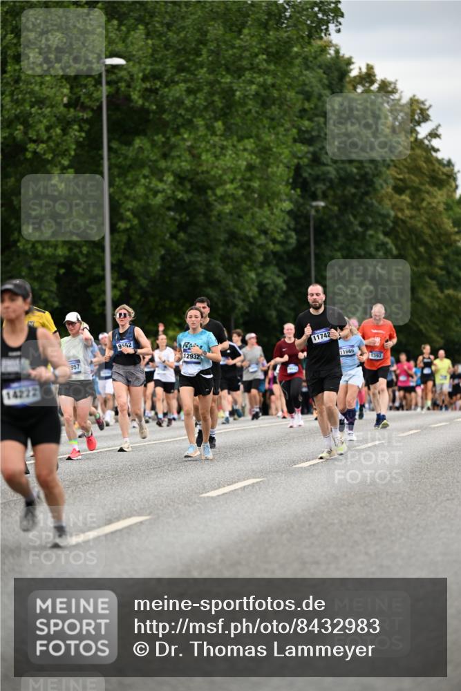 29.06.2025 - hella hamburg halbmarathon Dr. Thomas Lammeyer http://msf.ph/oto/8432983 29.06.2025 10:52:54 Kennedybrücke 1157, 1392, 1463, 1701, 1720, 2704, 3049, 3077, 3215, 4327, 4856, 5010, 5714, 5952, 6950, 7394, 7427, 8077, 8719, 9552, 9691, 9775, 9787, 10366, 10794, 11000 meine-sportfotos.de