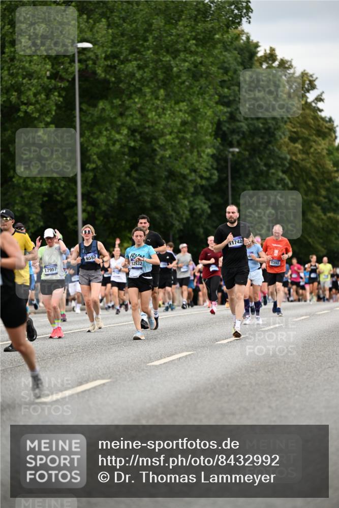 29.06.2025 - hella hamburg halbmarathon Dr. Thomas Lammeyer http://msf.ph/oto/8432992 29.06.2025 10:52:54 Kennedybrücke 1157, 1392, 1463, 1701, 1720, 2704, 3049, 3077, 3215, 4327, 4856, 5010, 5714, 5952, 6950, 7394, 7427, 8077, 8719, 9552, 9691, 9775, 9787, 10366, 10794, 11000 meine-sportfotos.de