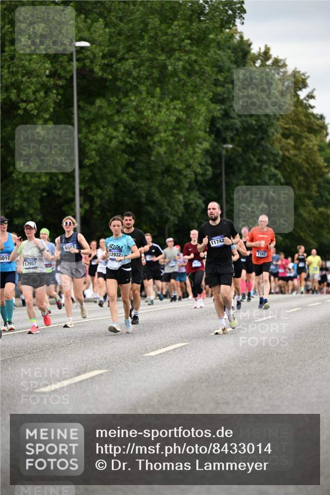 29.06.2025 - hella hamburg halbmarathon Dr. Thomas Lammeyer http://msf.ph/oto/8433014 29.06.2025 10:52:55 Kennedybrücke 1157, 1174, 1175, 1392, 1463, 1701, 1720, 2704, 3049, 3077, 3215, 4327, 5010, 5714, 5952, 6950, 7394, 7427, 8077, 8719, 9552, 9691, 9775, 9787, 10366, 10794, 11000 meine-sportfotos.de