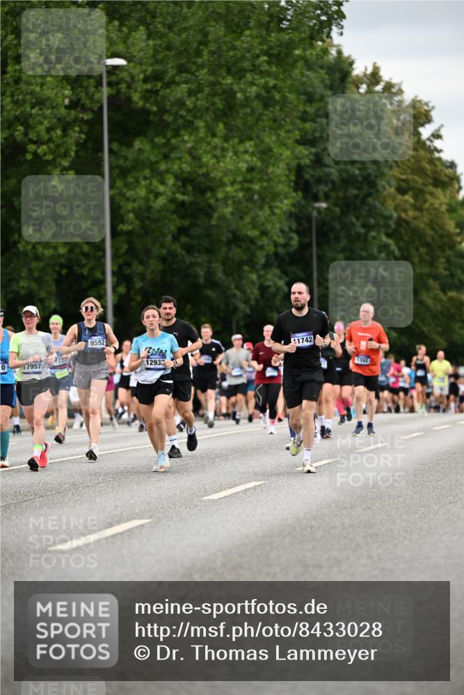 29.06.2025 - hella hamburg halbmarathon Dr. Thomas Lammeyer http://msf.ph/oto/8433028 29.06.2025 10:52:55 Kennedybrücke 1157, 1174, 1175, 1392, 1463, 1701, 1720, 2704, 3049, 3077, 3215, 4327, 5010, 5714, 5952, 6950, 7394, 7427, 8077, 8719, 9552, 9691, 9775, 9787, 10366, 10794, 11000 meine-sportfotos.de