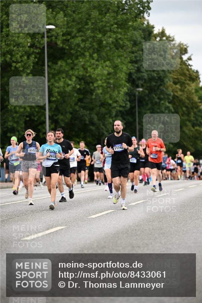 29.06.2025 - hella hamburg halbmarathon Dr. Thomas Lammeyer http://msf.ph/oto/8433061 29.06.2025 10:52:56 Kennedybrücke 1157, 1174, 1175, 1392, 1463, 1701, 1720, 2067, 3049, 3077, 3215, 4327, 5010, 5714, 5952, 6950, 7394, 7427, 8077, 8719, 9552, 9691, 9775, 9787, 10366, 10794, 11000 meine-sportfotos.de