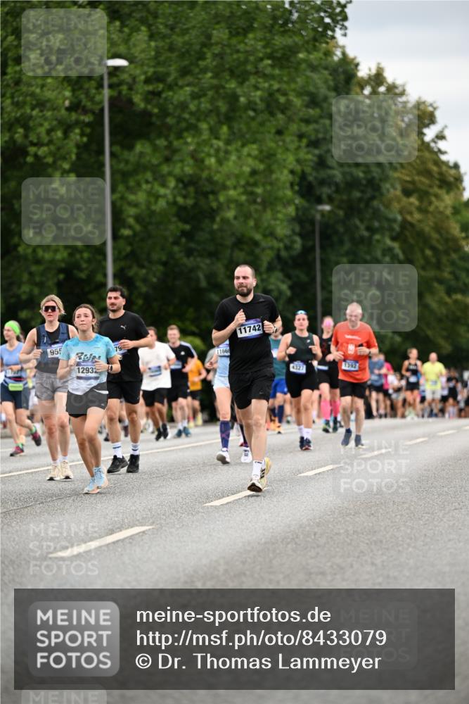 29.06.2025 - hella hamburg halbmarathon Dr. Thomas Lammeyer http://msf.ph/oto/8433079 29.06.2025 10:52:56 Kennedybrücke 1157, 1174, 1175, 1392, 1463, 1701, 1720, 2067, 3049, 3077, 3215, 4327, 5010, 5714, 5952, 6950, 7394, 7427, 8077, 8719, 9552, 9691, 9775, 9787, 10366, 10794, 11000 meine-sportfotos.de
