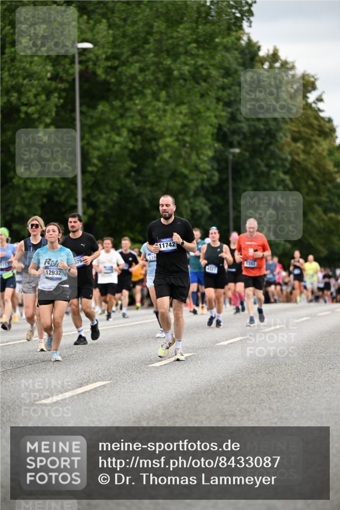 29.06.2025 - hella hamburg halbmarathon Dr. Thomas Lammeyer http://msf.ph/oto/8433087 29.06.2025 10:52:57 Kennedybrücke 1157, 1174, 1175, 1392, 1463, 1701, 1720, 2067, 3049, 3077, 3215, 4327, 5010, 5714, 5952, 6950, 7394, 7427, 8077, 8719, 9552, 9691, 9775, 9787, 10366, 10794, 11000 meine-sportfotos.de