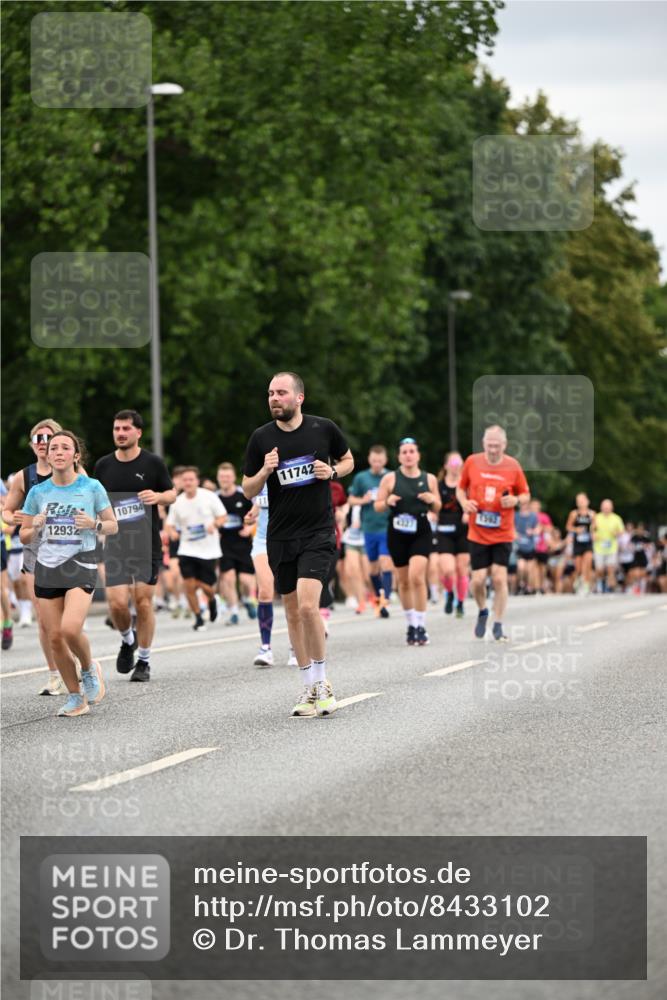 29.06.2025 - hella hamburg halbmarathon Dr. Thomas Lammeyer http://msf.ph/oto/8433102 29.06.2025 10:52:57 Kennedybrücke 1157, 1174, 1175, 1392, 1463, 1701, 1720, 2067, 3049, 3077, 3215, 4327, 5010, 5714, 5952, 6950, 7394, 7427, 8077, 8719, 9552, 9691, 9775, 9787, 10366, 10794, 11000 meine-sportfotos.de