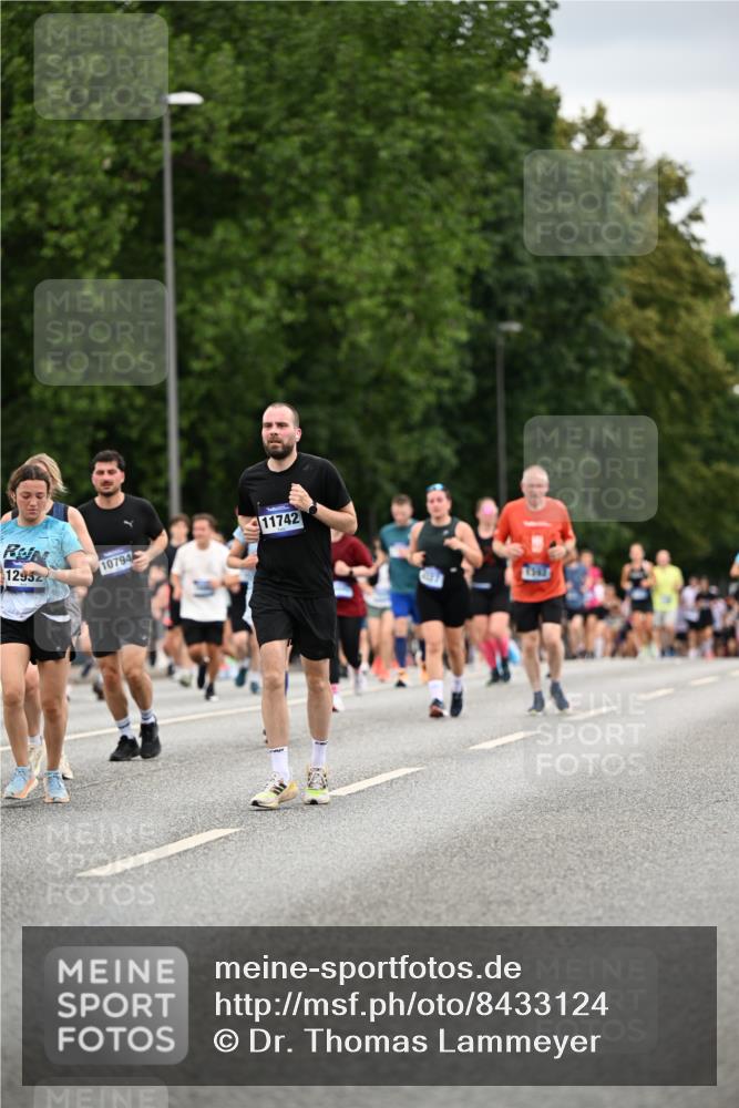 29.06.2025 - hella hamburg halbmarathon Dr. Thomas Lammeyer http://msf.ph/oto/8433124 29.06.2025 10:52:57 Kennedybrücke 1157, 1174, 1175, 1392, 1463, 1701, 1720, 2067, 3049, 3077, 3215, 4327, 5010, 5714, 5952, 6950, 7394, 7427, 8077, 8719, 9552, 9691, 9775, 9787, 10366, 10794, 11000 meine-sportfotos.de