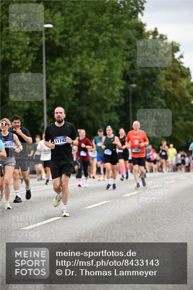 29.06.2025 - hella hamburg halbmarathon Dr. Thomas Lammeyer http://msf.ph/oto/8433143 29.06.2025 10:52:58 Kennedybrücke 1157, 1174, 1175, 1392, 1463, 1701, 1720, 2067, 3049, 3077, 3215, 4327, 5010, 5714, 5952, 6950, 7394, 8719, 9552, 9691, 9775, 9787, 10366, 10794, 11000 meine-sportfotos.de