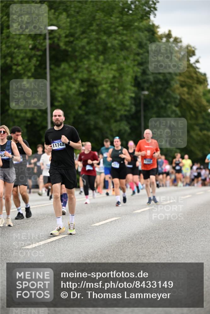 29.06.2025 - hella hamburg halbmarathon Dr. Thomas Lammeyer http://msf.ph/oto/8433149 29.06.2025 10:52:58 Kennedybrücke 1157, 1174, 1175, 1392, 1463, 1701, 1720, 2067, 3049, 3077, 3215, 4327, 5010, 5714, 5952, 6950, 7394, 8719, 9552, 9691, 9775, 9787, 10366, 10794, 11000 meine-sportfotos.de