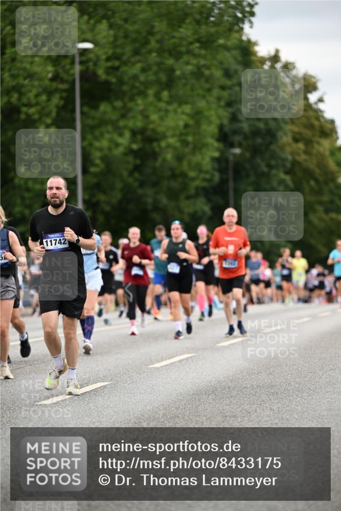 29.06.2025 - hella hamburg halbmarathon Dr. Thomas Lammeyer http://msf.ph/oto/8433175 29.06.2025 10:52:59 Kennedybrücke 1157, 1174, 1175, 1392, 1463, 1701, 1720, 2067, 3077, 3215, 4327, 5010, 5714, 5952, 6950, 7394, 8719, 9552, 9691, 9775, 9787, 10366, 10794, 11000 meine-sportfotos.de