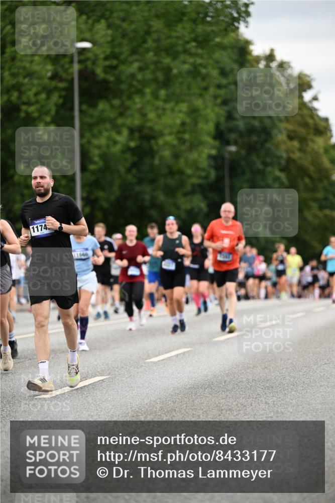 29.06.2025 - hella hamburg halbmarathon Dr. Thomas Lammeyer http://msf.ph/oto/8433177 29.06.2025 10:52:59 Kennedybrücke 1157, 1174, 1175, 1392, 1463, 1701, 1720, 2067, 3077, 3215, 4327, 5010, 5714, 5952, 6950, 7394, 8719, 9552, 9691, 9775, 9787, 10366, 10794, 11000 meine-sportfotos.de