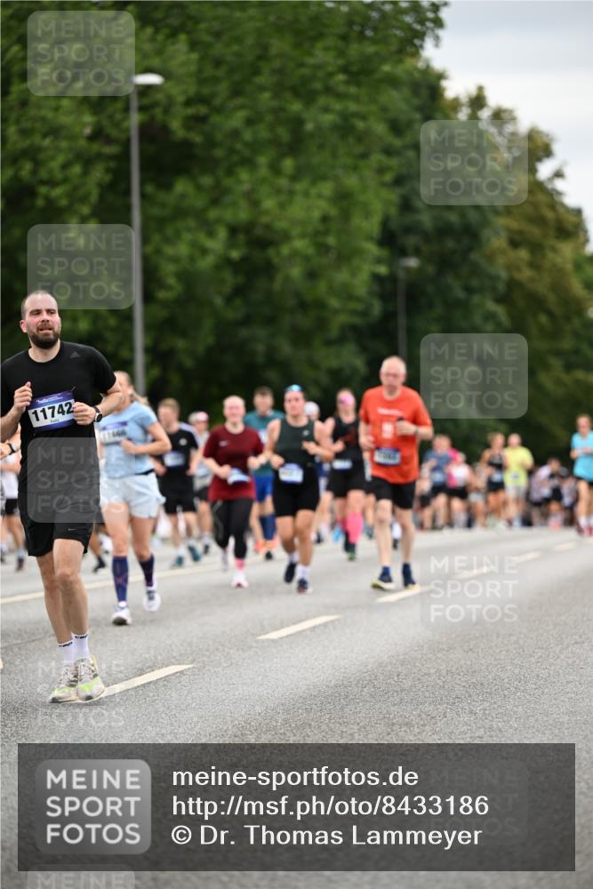 29.06.2025 - hella hamburg halbmarathon Dr. Thomas Lammeyer http://msf.ph/oto/8433186 29.06.2025 10:52:59 Kennedybrücke 1157, 1174, 1175, 1392, 1463, 1701, 1720, 2067, 3077, 3215, 4327, 5010, 5714, 5952, 6950, 7394, 8719, 9552, 9691, 9775, 9787, 10366, 10794, 11000 meine-sportfotos.de