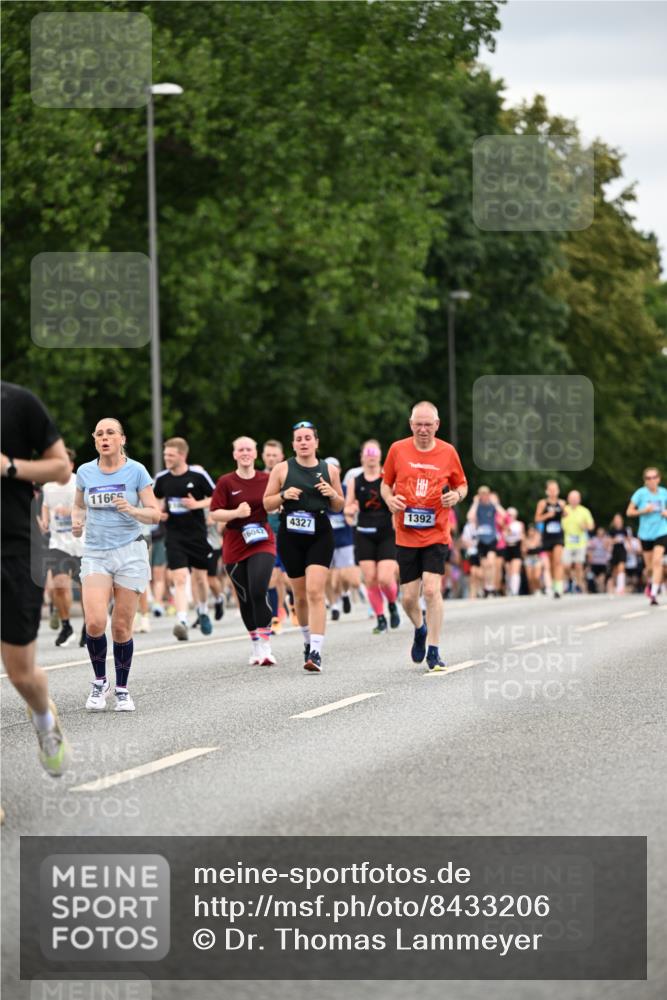 29.06.2025 - hella hamburg halbmarathon Dr. Thomas Lammeyer http://msf.ph/oto/8433206 29.06.2025 10:53:00 Kennedybrücke 1157, 1174, 1175, 1392, 1463, 1701, 1720, 2067, 3077, 3215, 3486, 4327, 5010, 5714, 5952, 6950, 7394, 7532, 8719, 9552, 9691, 9775, 10366, 10794, 11000 meine-sportfotos.de