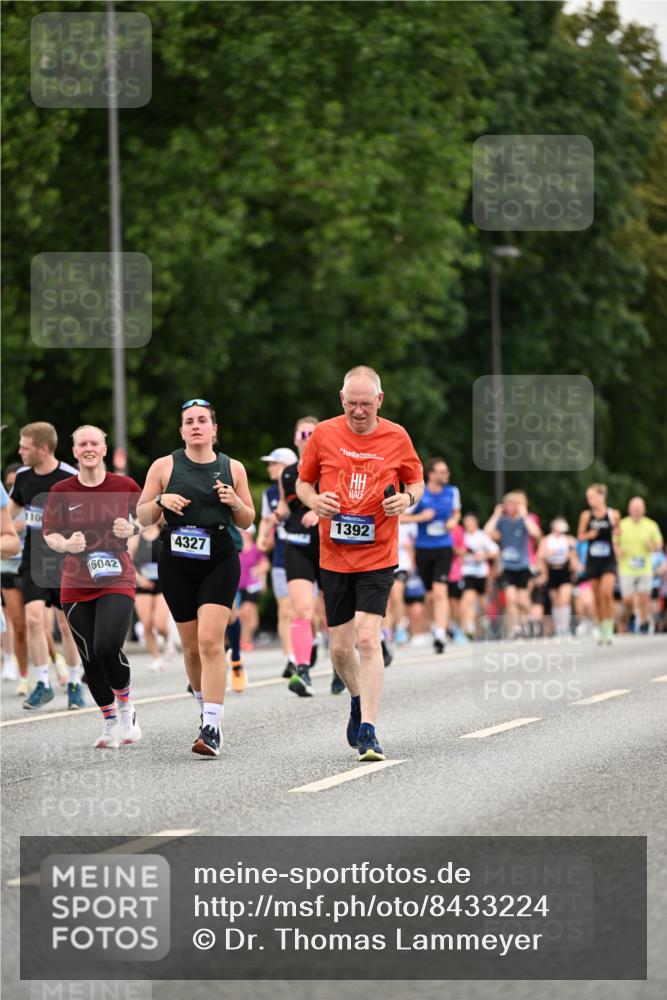 29.06.2025 - hella hamburg halbmarathon Dr. Thomas Lammeyer http://msf.ph/oto/8433224 29.06.2025 10:53:01 Kennedybrücke 1157, 1174, 1175, 1392, 1463, 1701, 1720, 2067, 3077, 3215, 3486, 4327, 5010, 5714, 6950, 7394, 7532, 8719, 9552, 9691, 9775, 10366, 10794, 11000 meine-sportfotos.de