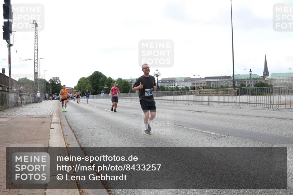 29.06.2025 - hella hamburg halbmarathon Lena Gebhardt http://msf.ph/oto/8433257 29.06.2025 10:08:14 Lombardsbrücke 7348, 1079, 1527, 2309, 2427, 3328, 4228, 4864, 5100, 5287, 5926, 6590, 6918, 7198, 7348, 7476, 8585, 9071, 9457, 9616, 9823, 9966, 10609, 10703, 10857, 11780, 12658, 12789, 12893, 13014, 13458, 14631, 14902, 14965, 15429, 15785, 16439, 16539, 16809, 16915, 18270, 18325, 18531 meine-sportfotos.de