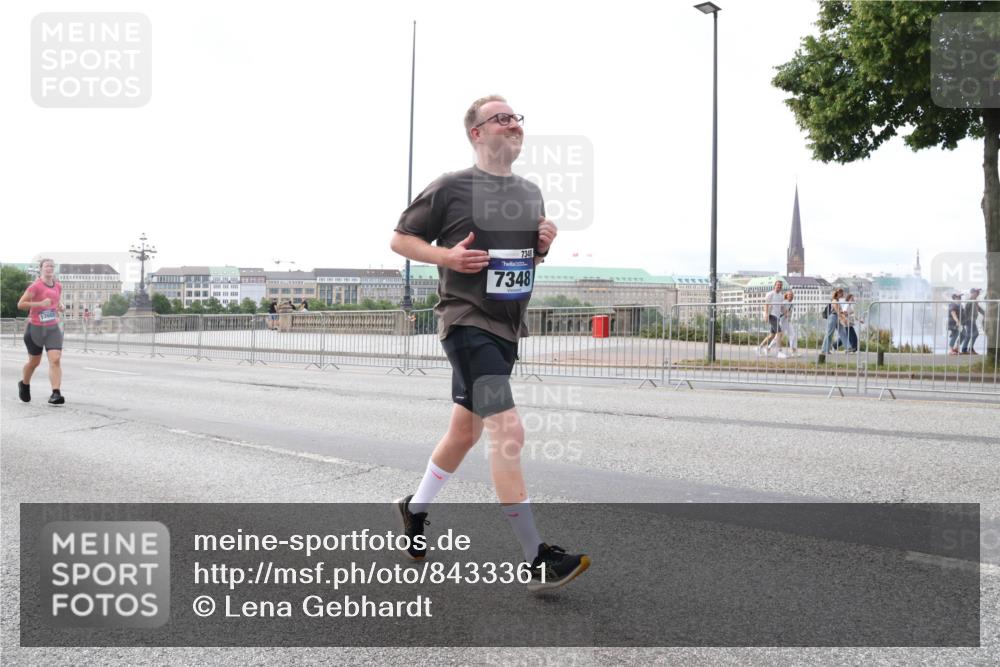 29.06.2025 - hella hamburg halbmarathon Lena Gebhardt http://msf.ph/oto/8433361 29.06.2025 10:08:15 Lombardsbrücke 12658, 7348, 7348, 1079, 1427, 1527, 2309, 2427, 3328, 4228, 4864, 5287, 5926, 6590, 6918, 7198, 7348, 7476, 8585, 9071, 9457, 9616, 9823, 9966, 10609, 10857, 11780, 12658, 12789, 12893, 13014, 13458, 14631, 14902, 14965, 15429, 15785, 16439, 16809, 16915, 18325, 18531 meine-sportfotos.de