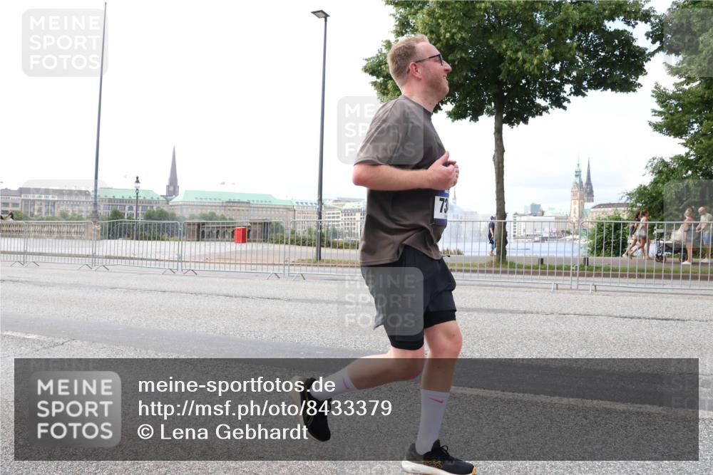 29.06.2025 - hella hamburg halbmarathon Lena Gebhardt http://msf.ph/oto/8433379 29.06.2025 10:08:16 Lombardsbrücke 73, 1079, 1427, 1527, 2309, 2427, 3328, 4228, 4864, 5287, 5926, 6590, 7198, 7348, 7476, 8585, 9071, 9457, 9616, 9823, 9966, 10609, 10857, 11780, 12658, 12789, 12893, 13014, 13458, 14631, 14902, 14965, 15429, 15785, 16439, 16809, 16915, 18325, 18531 meine-sportfotos.de