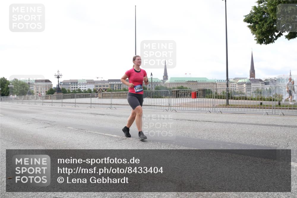 29.06.2025 - hella hamburg halbmarathon Lena Gebhardt http://msf.ph/oto/8433404 29.06.2025 10:08:18 Lombardsbrücke 12658, 1079, 1427, 1527, 2309, 2427, 3328, 4228, 4864, 5287, 5926, 6590, 7198, 7348, 7476, 8585, 9457, 9616, 9823, 9966, 10092, 10609, 10857, 11780, 12658, 12789, 12893, 13014, 13458, 14631, 14902, 14965, 15429, 15785, 16439, 16809, 18325, 18531 meine-sportfotos.de