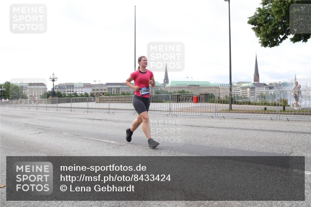 29.06.2025 - hella hamburg halbmarathon Lena Gebhardt http://msf.ph/oto/8433424 29.06.2025 10:08:18 Lombardsbrücke 12658, 1079, 1427, 1527, 2309, 2427, 3328, 4228, 4864, 5287, 5926, 6590, 7198, 7348, 7476, 8585, 9457, 9616, 9823, 9966, 10092, 10609, 10857, 11780, 12658, 12789, 12893, 13014, 13458, 14631, 14902, 14965, 15429, 15785, 16439, 16809, 18325, 18531 meine-sportfotos.de