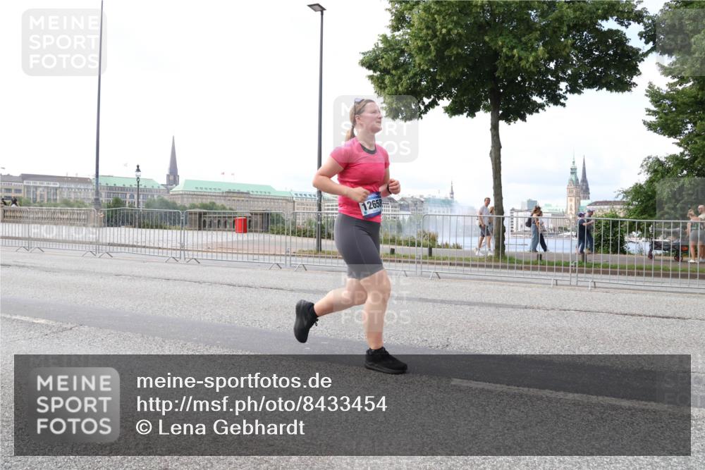 29.06.2025 - hella hamburg halbmarathon Lena Gebhardt http://msf.ph/oto/8433454 29.06.2025 10:08:19 Lombardsbrücke 12658, 1079, 1427, 1527, 2309, 2427, 3328, 4228, 4864, 5287, 5926, 6590, 7198, 7348, 7476, 8585, 9457, 9616, 9823, 9966, 10092, 10609, 10857, 11780, 12658, 12789, 12893, 13014, 13458, 14631, 14902, 14965, 15429, 15785, 16439, 16809, 18325, 18531 meine-sportfotos.de