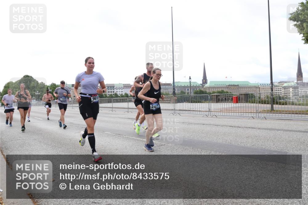 29.06.2025 - hella hamburg halbmarathon Lena Gebhardt http://msf.ph/oto/8433575 29.06.2025 10:08:25 Lombardsbrücke 7198, 10609, 9616, 2427, 1427, 1527, 2427, 5287, 5926, 6100, 6590, 7198, 7348, 7476, 8585, 9457, 9616, 9823, 9951, 9958, 10092, 10609, 10857, 11780, 11967, 12144, 12658, 12893, 13014, 14631, 14902, 14965, 15429, 15785, 16439, 16809, 18325 meine-sportfotos.de