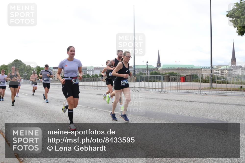 29.06.2025 - hella hamburg halbmarathon Lena Gebhardt http://msf.ph/oto/8433595 29.06.2025 10:08:25 Lombardsbrücke 7198, 10609, 9616, 242, 1427, 1527, 2427, 5287, 5926, 6100, 6590, 7198, 7348, 7476, 8585, 9457, 9616, 9823, 9951, 9958, 10092, 10609, 10857, 11780, 11967, 12144, 12658, 12893, 13014, 14631, 14902, 14965, 15429, 15785, 16439, 16809, 18325 meine-sportfotos.de
