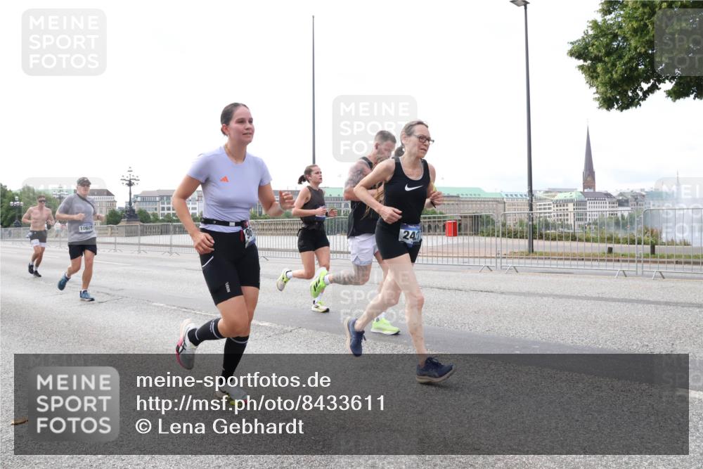 29.06.2025 - hella hamburg halbmarathon Lena Gebhardt http://msf.ph/oto/8433611 29.06.2025 10:08:25 Lombardsbrücke 10609, 24, 1427, 1527, 2427, 5287, 5926, 6100, 6590, 7198, 7348, 7476, 8585, 9457, 9616, 9823, 9951, 9958, 10092, 10609, 10857, 11780, 11967, 12144, 12658, 12893, 13014, 14631, 14902, 14965, 15429, 15785, 16439, 16809, 18325 meine-sportfotos.de