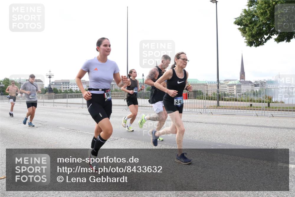 29.06.2025 - hella hamburg halbmarathon Lena Gebhardt http://msf.ph/oto/8433632 29.06.2025 10:08:25 Lombardsbrücke 10609, 1643, 24, 1427, 1527, 2427, 5287, 5926, 6100, 6590, 7198, 7348, 7476, 8585, 9457, 9616, 9823, 9951, 9958, 10092, 10609, 10857, 11780, 11967, 12144, 12658, 12893, 13014, 14631, 14902, 14965, 15429, 15785, 16439, 16809, 18325 meine-sportfotos.de