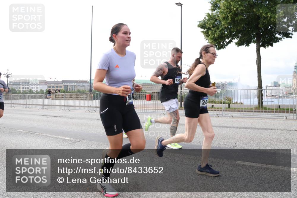 29.06.2025 - hella hamburg halbmarathon Lena Gebhardt http://msf.ph/oto/8433652 29.06.2025 10:08:25 Lombardsbrücke 154, 24, 1427, 1527, 2427, 5287, 5926, 6100, 6590, 7198, 7348, 7476, 8585, 9457, 9616, 9823, 9951, 9958, 10092, 10609, 10857, 11780, 11967, 12144, 12658, 12893, 13014, 14631, 14902, 14965, 15429, 15785, 16439, 16809, 18325 meine-sportfotos.de
