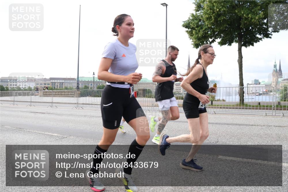 29.06.2025 - hella hamburg halbmarathon Lena Gebhardt http://msf.ph/oto/8433679 29.06.2025 10:08:26 Lombardsbrücke 1427, 1527, 2427, 5926, 6100, 6590, 7198, 7348, 7476, 8585, 9457, 9616, 9823, 9951, 9958, 10035, 10092, 10609, 10857, 11780, 11967, 12144, 12658, 12893, 13014, 14631, 14902, 14965, 15429, 15785, 16439, 16809, 18325 meine-sportfotos.de