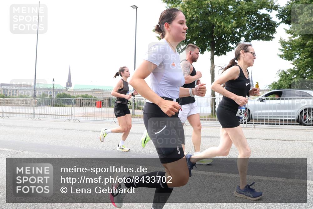29.06.2025 - hella hamburg halbmarathon Lena Gebhardt http://msf.ph/oto/8433702 29.06.2025 10:08:26 Lombardsbrücke 1427, 1527, 2427, 5926, 6100, 6590, 7198, 7348, 7476, 8585, 9457, 9616, 9823, 9951, 9958, 10035, 10092, 10609, 10857, 11780, 11967, 12144, 12658, 12893, 13014, 14631, 14902, 14965, 15429, 15785, 16439, 16809, 18325 meine-sportfotos.de