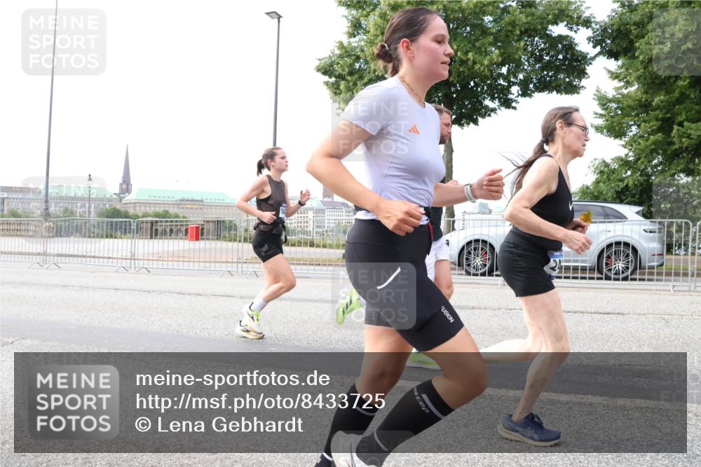 29.06.2025 - hella hamburg halbmarathon Lena Gebhardt http://msf.ph/oto/8433725 29.06.2025 10:08:26 Lombardsbrücke 1427, 1527, 2427, 5926, 6100, 6590, 7198, 7348, 7476, 8585, 9457, 9616, 9823, 9951, 9958, 10035, 10092, 10609, 10857, 11780, 11967, 12144, 12658, 12893, 13014, 14631, 14902, 14965, 15429, 15785, 16439, 16809, 18325 meine-sportfotos.de