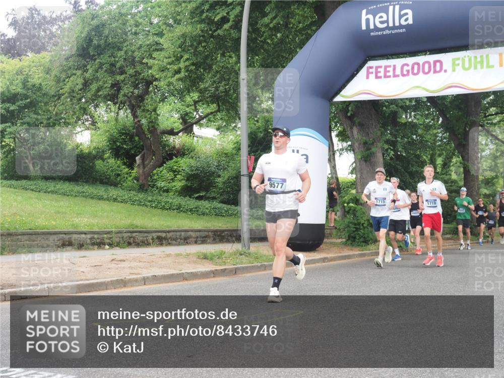29.06.2025 - hella hamburg halbmarathon KatJ http://msf.ph/oto/8433746 29.06.2025 10:44:05 Zwischen KM18-KM19 1719, 2883, 4951 meine-sportfotos.de
