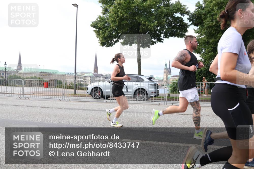 29.06.2025 - hella hamburg halbmarathon Lena Gebhardt http://msf.ph/oto/8433747 29.06.2025 10:08:26 Lombardsbrücke 1427, 1527, 2427, 5926, 6100, 6590, 7198, 7348, 7476, 8585, 9457, 9616, 9823, 9951, 9958, 10035, 10092, 10609, 10857, 11780, 11967, 12144, 12658, 12893, 13014, 14631, 14902, 14965, 15429, 15785, 16439, 16809, 18325 meine-sportfotos.de