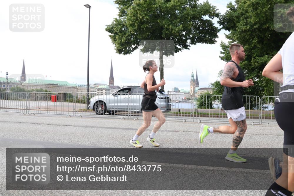 29.06.2025 - hella hamburg halbmarathon Lena Gebhardt http://msf.ph/oto/8433775 29.06.2025 10:08:26 Lombardsbrücke 1427, 1527, 2427, 5926, 6100, 6590, 7198, 7348, 7476, 8585, 9457, 9616, 9823, 9951, 9958, 10035, 10092, 10609, 10857, 11780, 11967, 12144, 12658, 12893, 13014, 14631, 14902, 14965, 15429, 15785, 16439, 16809, 18325 meine-sportfotos.de