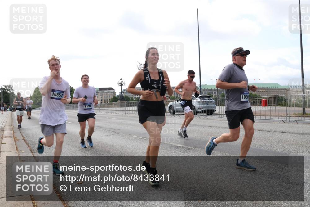 29.06.2025 - hella hamburg halbmarathon Lena Gebhardt http://msf.ph/oto/8433841 29.06.2025 10:08:27 Lombardsbrücke 9457, 10857, 7198, 1060, 1427, 1527, 2427, 5926, 6100, 6590, 7198, 7348, 7476, 8585, 9457, 9616, 9823, 9951, 9958, 10035, 10092, 10609, 10857, 11780, 11967, 12144, 12658, 12893, 13014, 14631, 14902, 14965, 15429, 16439, 18325 meine-sportfotos.de