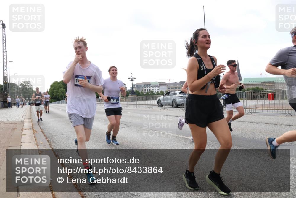 29.06.2025 - hella hamburg halbmarathon Lena Gebhardt http://msf.ph/oto/8433864 29.06.2025 10:08:28 Lombardsbrücke 6457, 7198, 1427, 1527, 2427, 5926, 6100, 6590, 7198, 7348, 7476, 8585, 9457, 9616, 9823, 9951, 9958, 10035, 10092, 10609, 10857, 11780, 11967, 12144, 12658, 12893, 13014, 14631, 14902, 14965, 15429, 16439, 18325 meine-sportfotos.de