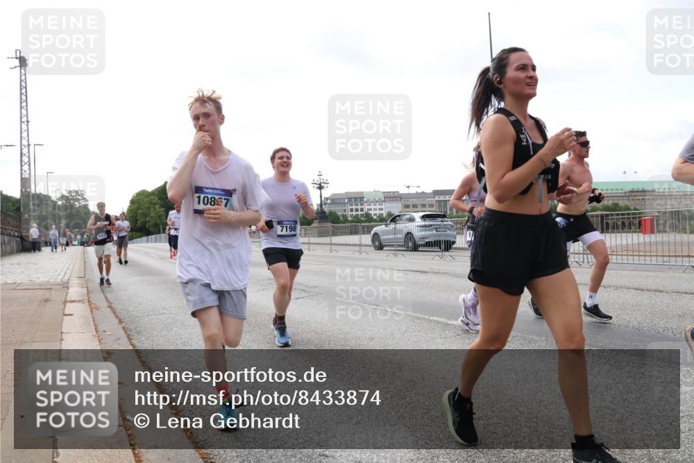 29.06.2025 - hella hamburg halbmarathon Lena Gebhardt http://msf.ph/oto/8433874 29.06.2025 10:08:28 Lombardsbrücke 10857, 7198, 1427, 1527, 2427, 5926, 6100, 6590, 7198, 7348, 7476, 8585, 9457, 9616, 9823, 9951, 9958, 10035, 10092, 10609, 10857, 11780, 11967, 12144, 12658, 12893, 13014, 14631, 14902, 14965, 15429, 16439, 18325 meine-sportfotos.de